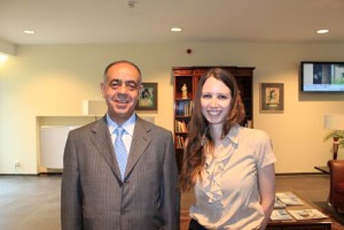 Dr. Mohammad Hallaiqah mit Frau Elena Ferenz der Klinikmanagerin