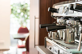 Kaffemaskin i foajéen til Avicenna Clinic