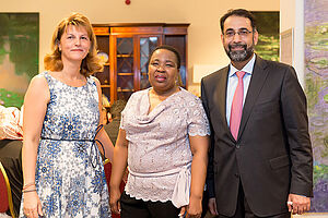 Dr. Sabarini (Direktor der Avicenna Klinik) Und Ihre Excellency Mrs. L. L. Ntoane, Botschafterin von Königreich Lesotho