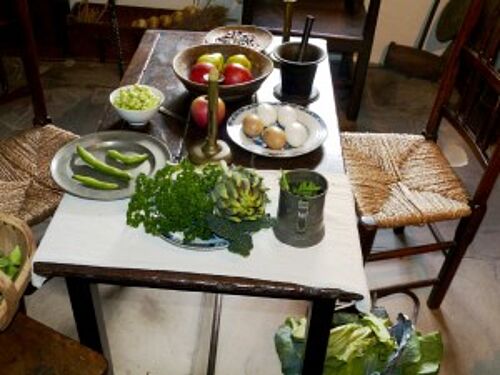 Mit reichlich Obst und Gemüse gedeckter Tisch
