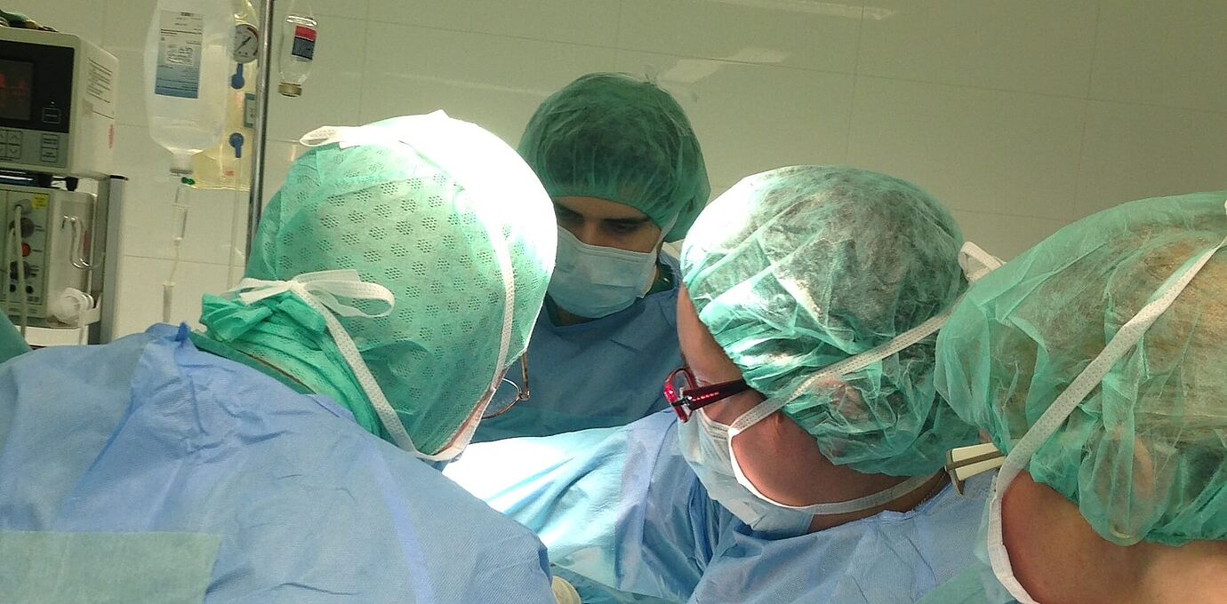 [Translate to norsk:] Ärzte während einer Operation in der Avicenna Klinik.