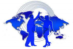 Blaue Silhouetten von 2 Personen und der Welt