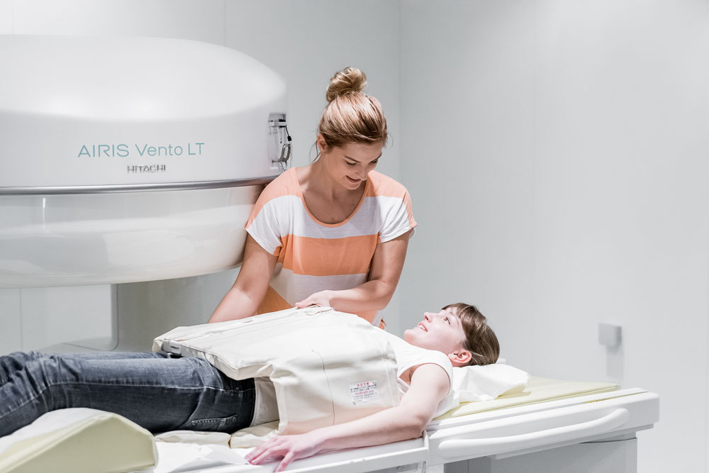Un paciente en una tomografía por resonancia magnética abierta