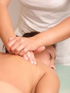 Una mujer recibe un masaje en la zona del cuello