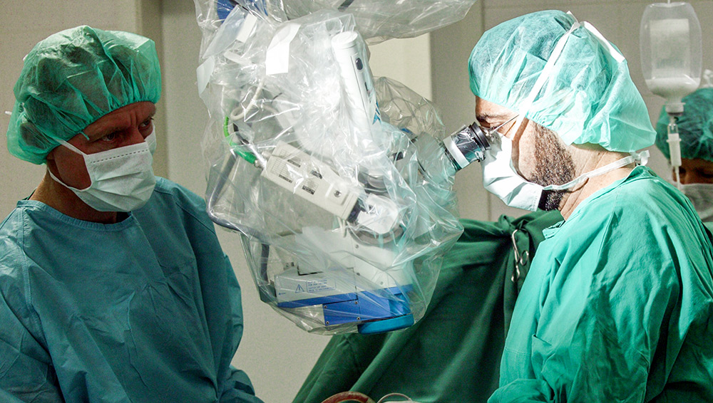 Zwei Ärzte bei einer Bandscheiben OP durch Mikrochirurgie